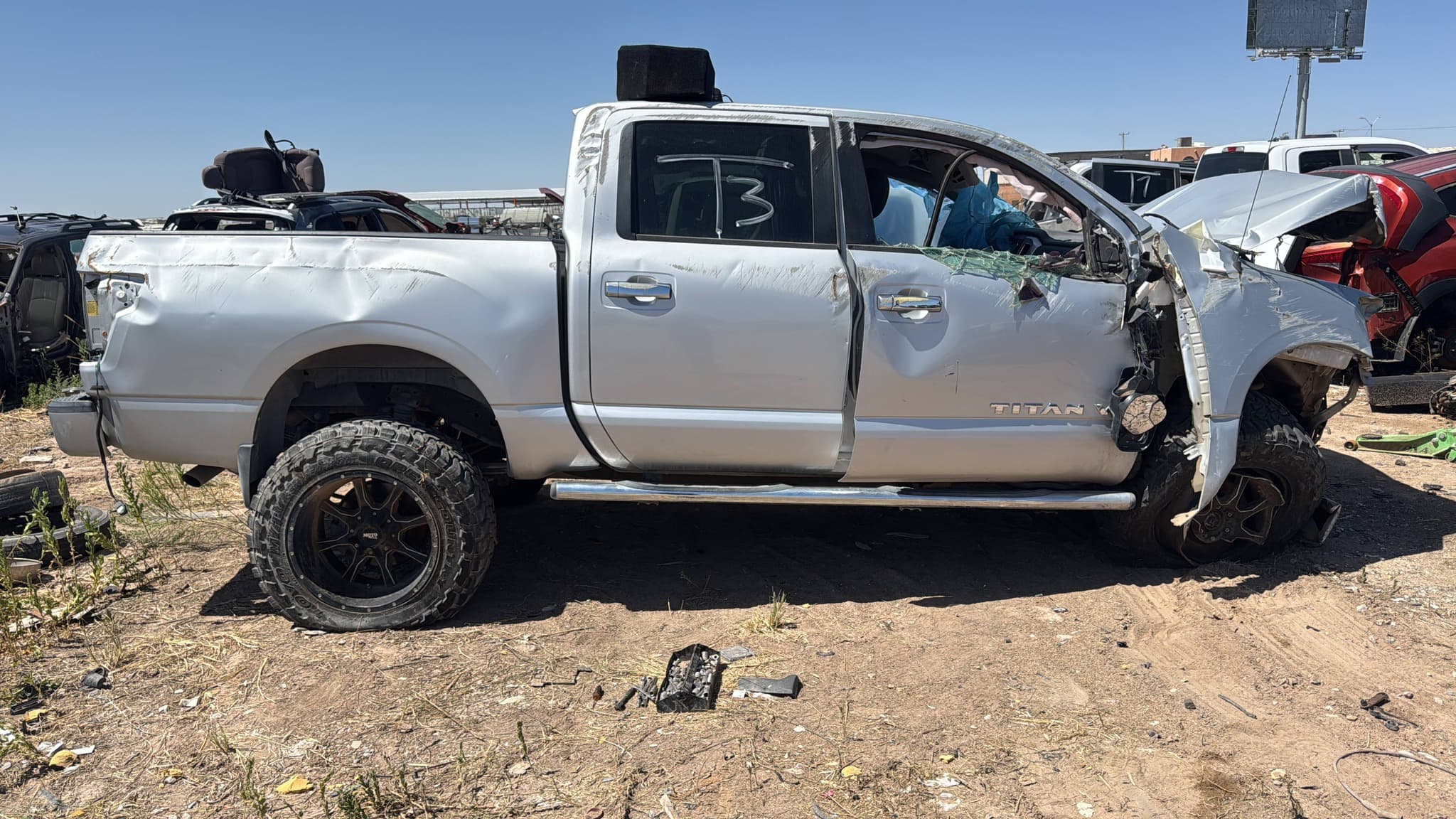 Nissan Titan 2018 5.6 4x4 para partes vista lateral